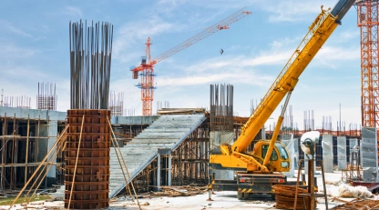 Building Contractor in Dubai managing a commercial construction project