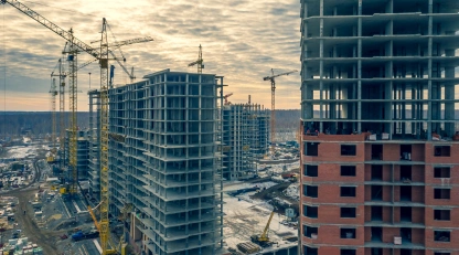 Building renovation project in Dubai with a multi-storey commercial construction site